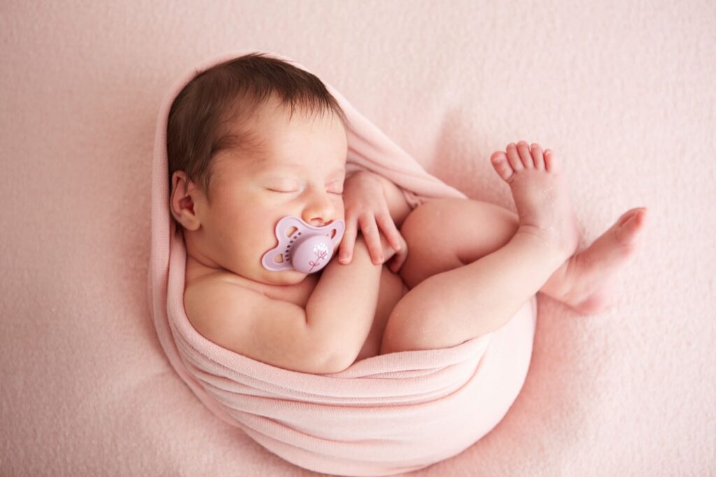 Perché la fasciatura e i rumori bianchi rilassano il neonato